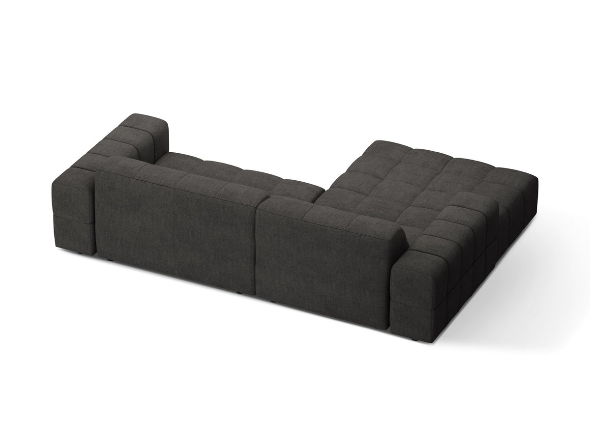 Jennifer Linkes Ecksofa von Micadoni in leichtem Beige, L-Form, Eden Chenille-Stoff, schwarze Kunststoffbeine, Rückenlehne mit Wattierung.