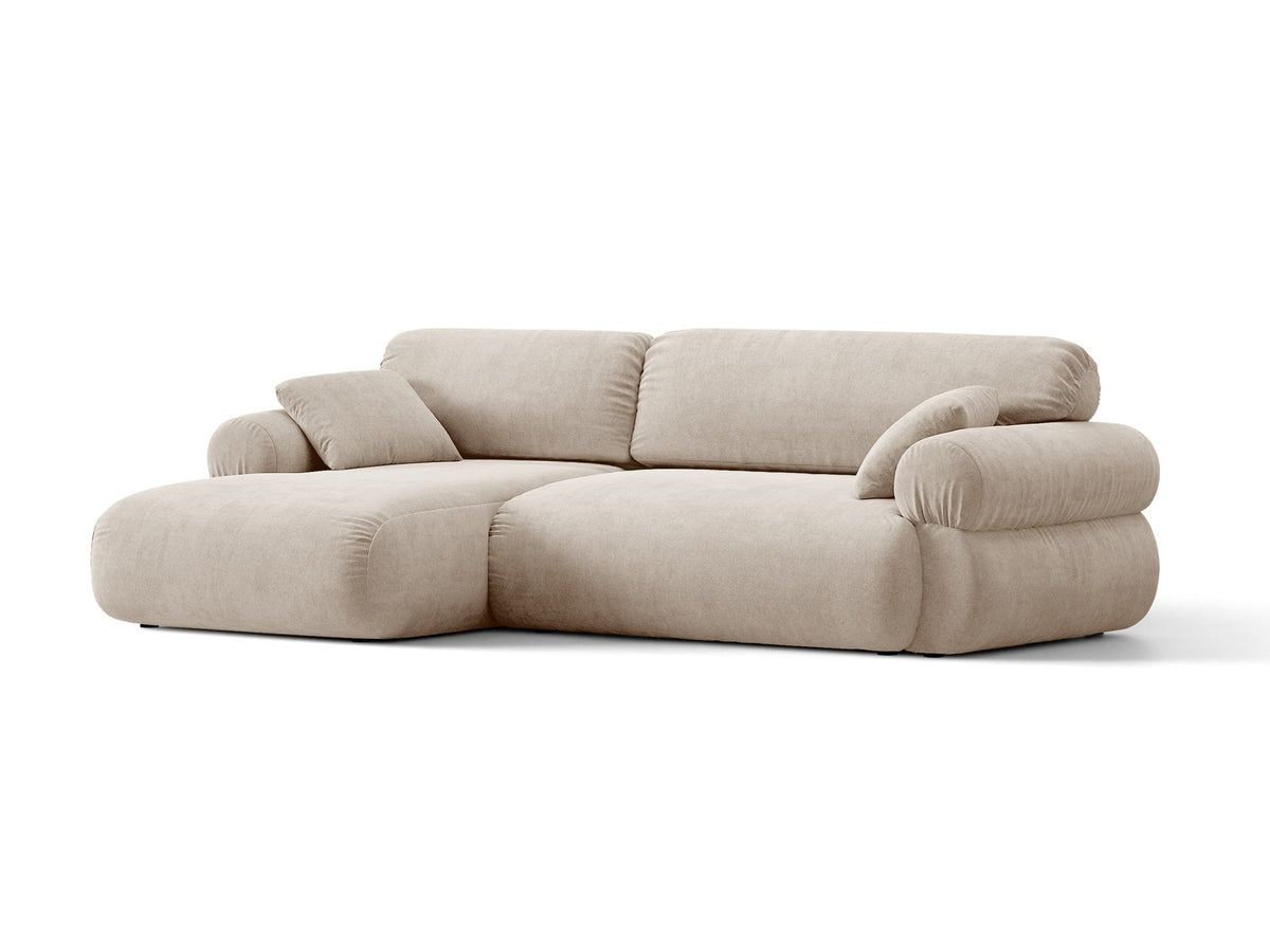 Beiges L-Sofa Ophelia von Micadoni mit Liberty-Stoffbezug, schwarzen Kunststoffbeinen und tiefer Sitzfläche, Ausrichtung links, in modernem Wohnraum.
