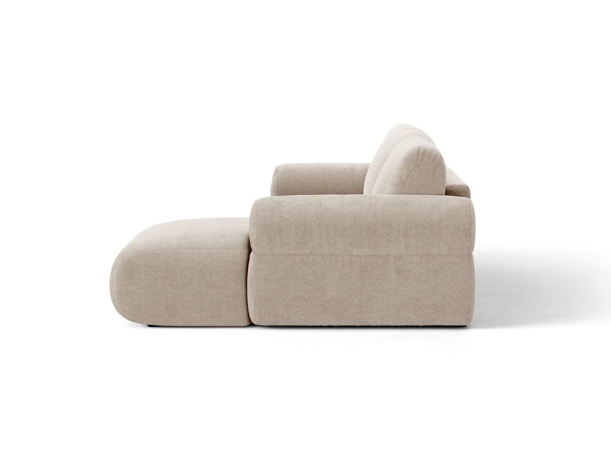 Beiges L-Sofa Ophelia von Micadoni mit Liberty-Stoffbezug, schwarzen Kunststoffbeinen und tiefer Sitzfläche, Ausrichtung links, in modernem Wohnraum.