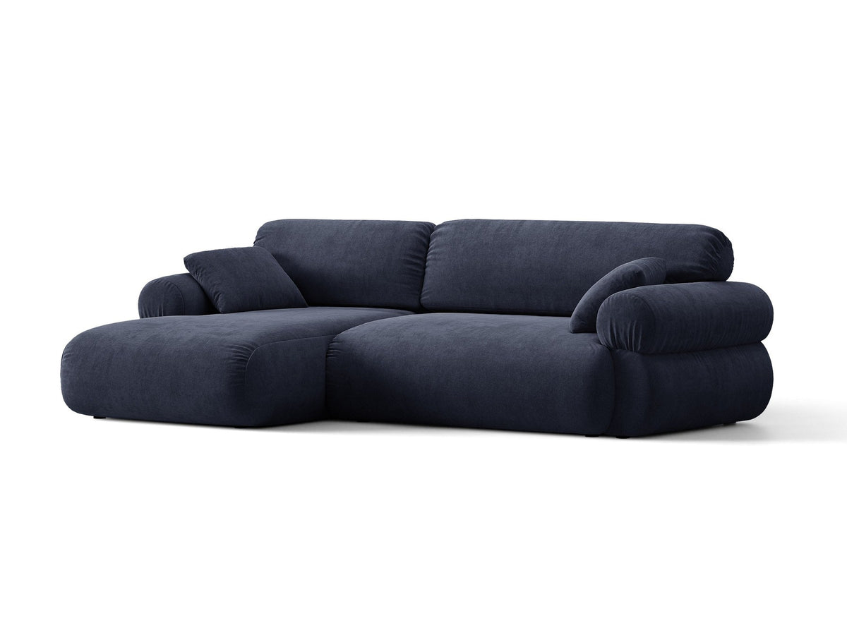 Beiges L-Sofa Ophelia von Micadoni mit Liberty-Stoffbezug, schwarzen Kunststoffbeinen und tiefer Sitzfläche, Ausrichtung links, in modernem Wohnraum.