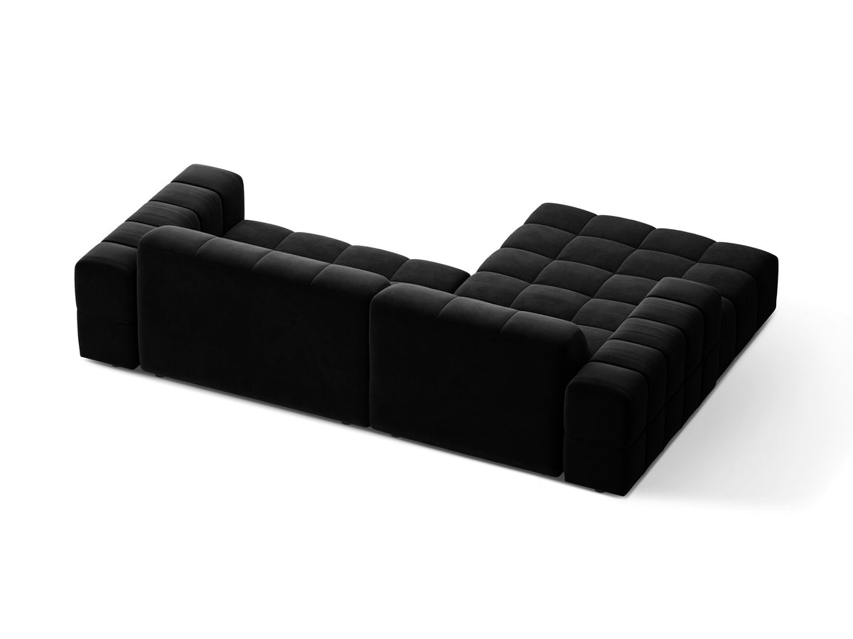 Jennifer Linkes Ecksofa von Micadoni in leichtem Beige, L-Form, Eden Chenille-Stoff, schwarze Kunststoffbeine, Rückenlehne mit Wattierung.