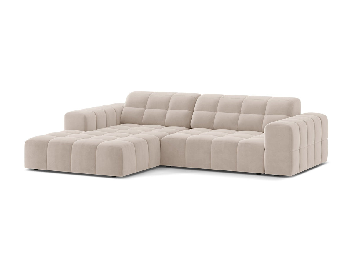 Jennifer Linkes Ecksofa von Micadoni in leichtem Beige, L-Form, Eden Chenille-Stoff, schwarze Kunststoffbeine, Rückenlehne mit Wattierung.