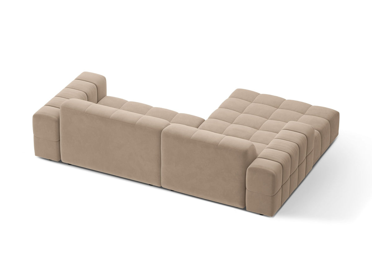 Jennifer Linkes Ecksofa von Micadoni in leichtem Beige, L-Form, Eden Chenille-Stoff, schwarze Kunststoffbeine, Rückenlehne mit Wattierung.