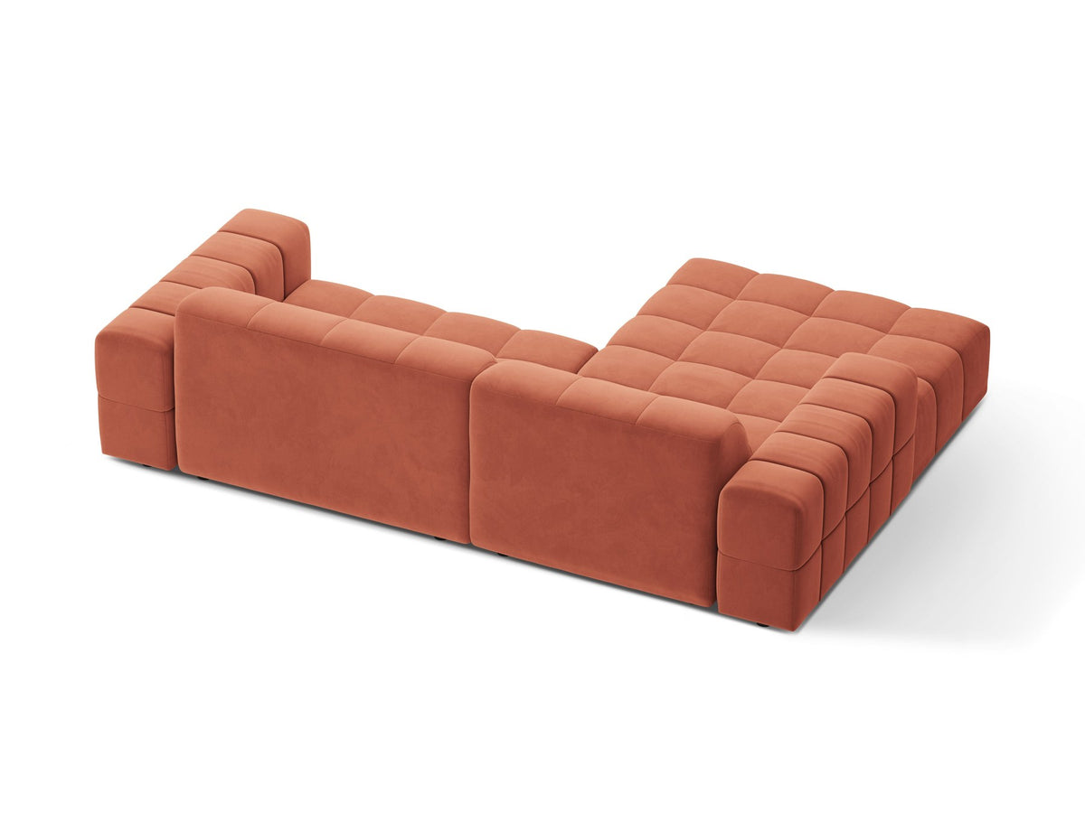 Jennifer Linkes Ecksofa von Micadoni in leichtem Beige, L-Form, Eden Chenille-Stoff, schwarze Kunststoffbeine, Rückenlehne mit Wattierung.
