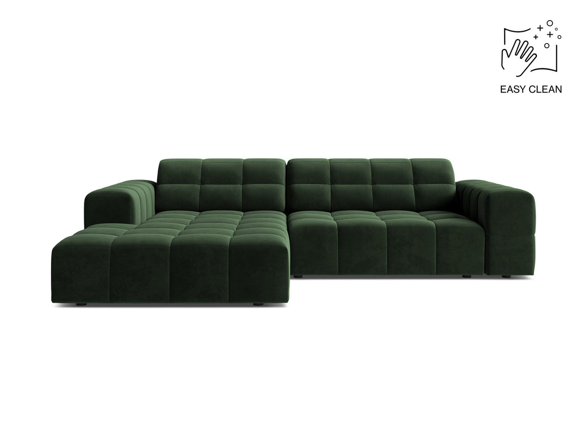 Jennifer Linkes Ecksofa von Micadoni in leichtem Beige, L-Form, Eden Chenille-Stoff, schwarze Kunststoffbeine, Rückenlehne mit Wattierung.