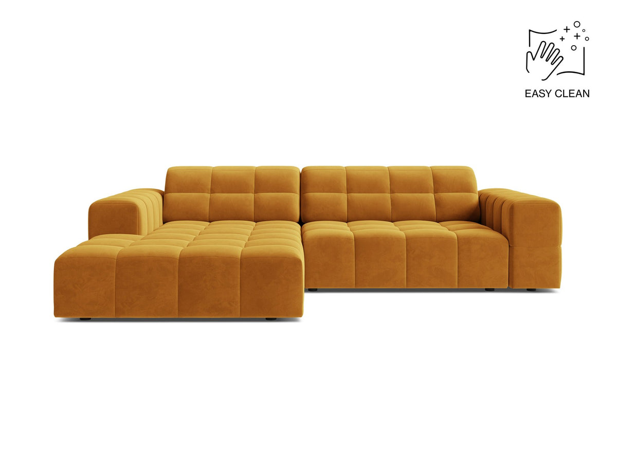 Jennifer Linkes Ecksofa von Micadoni in leichtem Beige, L-Form, Eden Chenille-Stoff, schwarze Kunststoffbeine, Rückenlehne mit Wattierung.