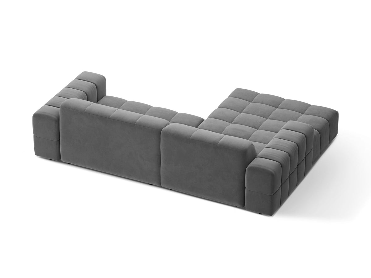 Jennifer Linkes Ecksofa von Micadoni in leichtem Beige, L-Form, Eden Chenille-Stoff, schwarze Kunststoffbeine, Rückenlehne mit Wattierung.