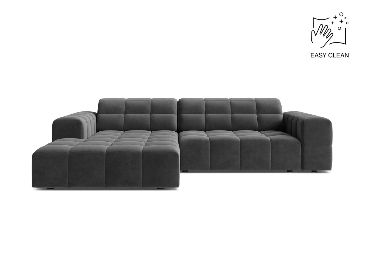 Jennifer Linkes Ecksofa von Micadoni in leichtem Beige, L-Form, Eden Chenille-Stoff, schwarze Kunststoffbeine, Rückenlehne mit Wattierung.