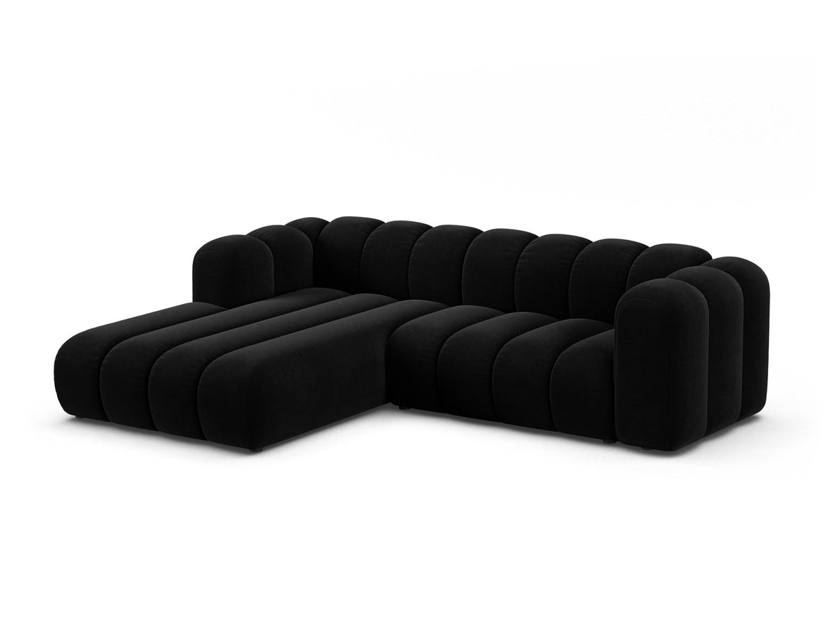 Modulares Ecksofa links Lupine von Micadoni in leichtem Beige, bezogen mit Venus-Samtstoff, schwarze Kunststoffbeine, Masse 260x177x70 cm.