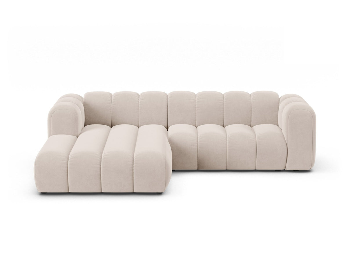 Modulares Ecksofa links Lupine von Micadoni in leichtem Beige, bezogen mit Venus-Samtstoff, schwarze Kunststoffbeine, Masse 260x177x70 cm.