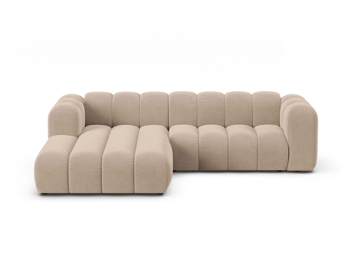 Modulares Ecksofa links Lupine von Micadoni in leichtem Beige, bezogen mit Venus-Samtstoff, schwarze Kunststoffbeine, Masse 260x177x70 cm.