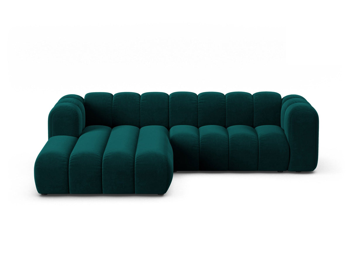 Modulares Ecksofa links Lupine von Micadoni in leichtem Beige, bezogen mit Venus-Samtstoff, schwarze Kunststoffbeine, Masse 260x177x70 cm.