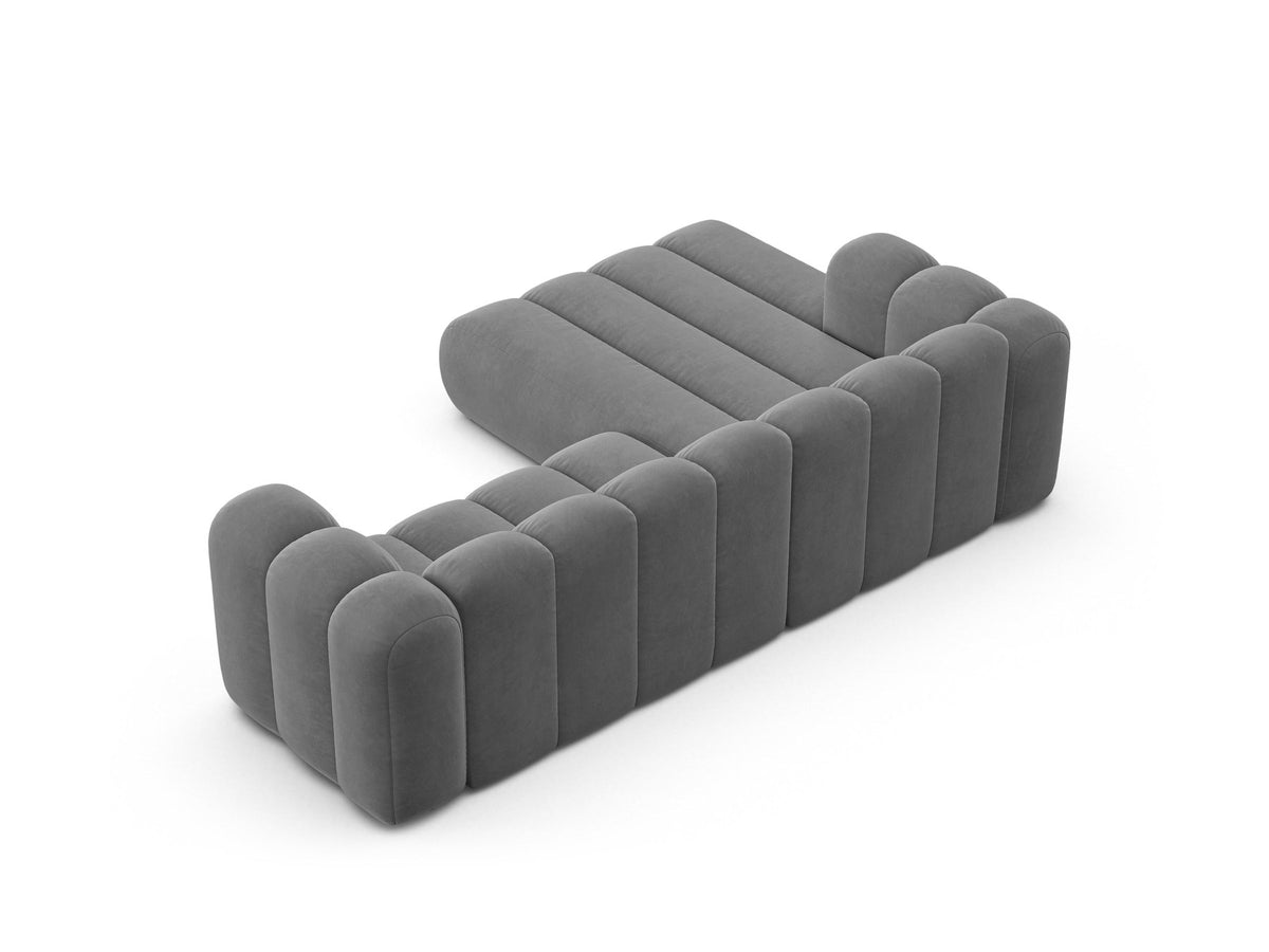 Modulares Ecksofa links Lupine von Micadoni in leichtem Beige, bezogen mit Venus-Samtstoff, schwarze Kunststoffbeine, Masse 260x177x70 cm.