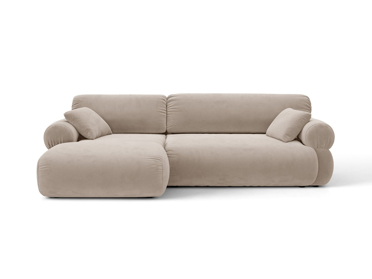 Beiges L-Sofa Ophelia von Micadoni mit Liberty-Stoffbezug, schwarzen Kunststoffbeinen und tiefer Sitzfläche, Ausrichtung links, in modernem Wohnraum.