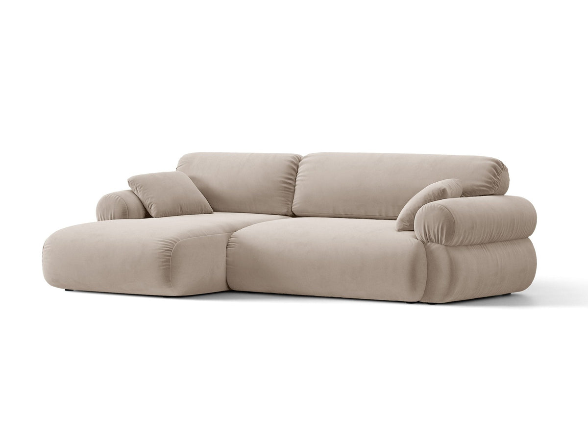 Beiges L-Sofa Ophelia von Micadoni mit Liberty-Stoffbezug, schwarzen Kunststoffbeinen und tiefer Sitzfläche, Ausrichtung links, in modernem Wohnraum.