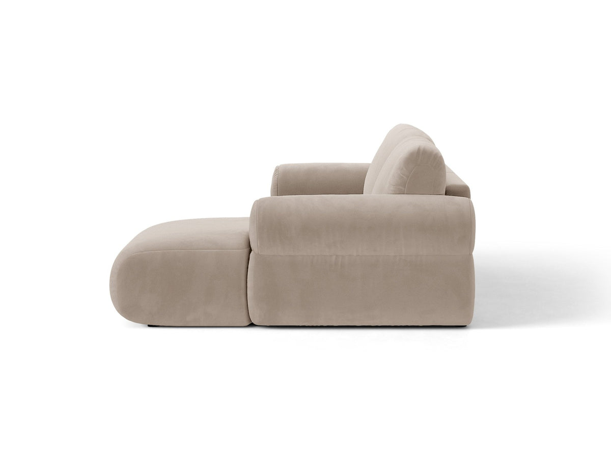 Beiges L-Sofa Ophelia von Micadoni mit Liberty-Stoffbezug, schwarzen Kunststoffbeinen und tiefer Sitzfläche, Ausrichtung links, in modernem Wohnraum.