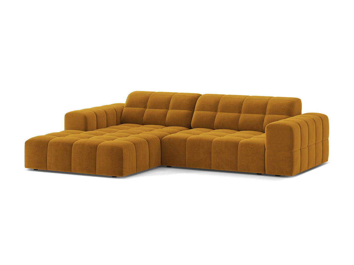Jennifer Linkes Ecksofa von Micadoni in leichtem Beige, L-Form, Eden Chenille-Stoff, schwarze Kunststoffbeine, Rückenlehne mit Wattierung.