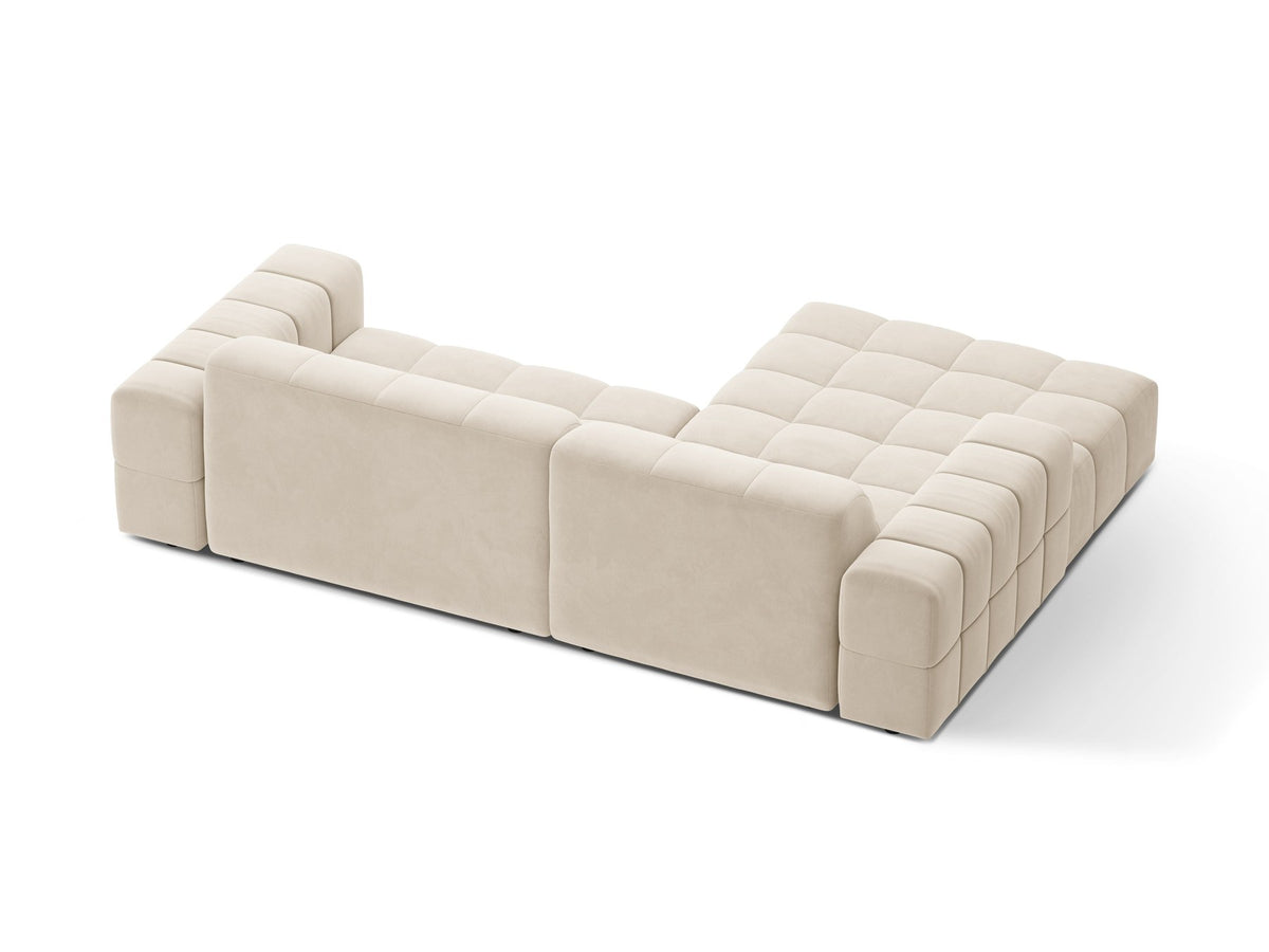 Jennifer Linkes Ecksofa von Micadoni in leichtem Beige, L-Form, Eden Chenille-Stoff, schwarze Kunststoffbeine, Rückenlehne mit Wattierung.