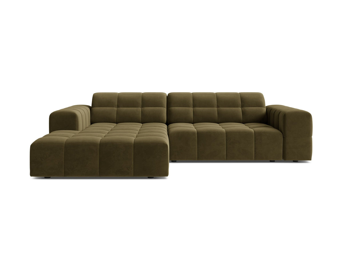 Jennifer Linkes Ecksofa von Micadoni in leichtem Beige, L-Form, Eden Chenille-Stoff, schwarze Kunststoffbeine, Rückenlehne mit Wattierung.