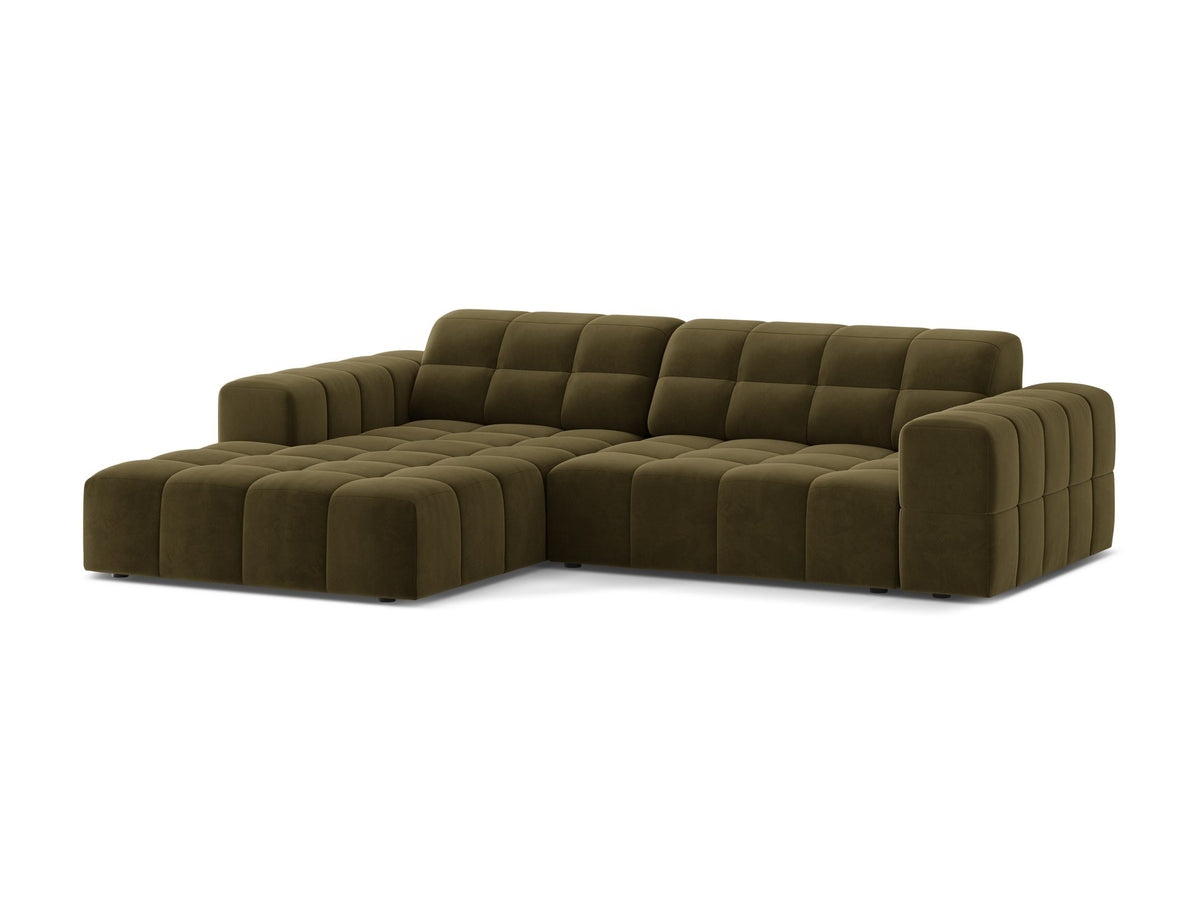 Jennifer Linkes Ecksofa von Micadoni in leichtem Beige, L-Form, Eden Chenille-Stoff, schwarze Kunststoffbeine, Rückenlehne mit Wattierung.