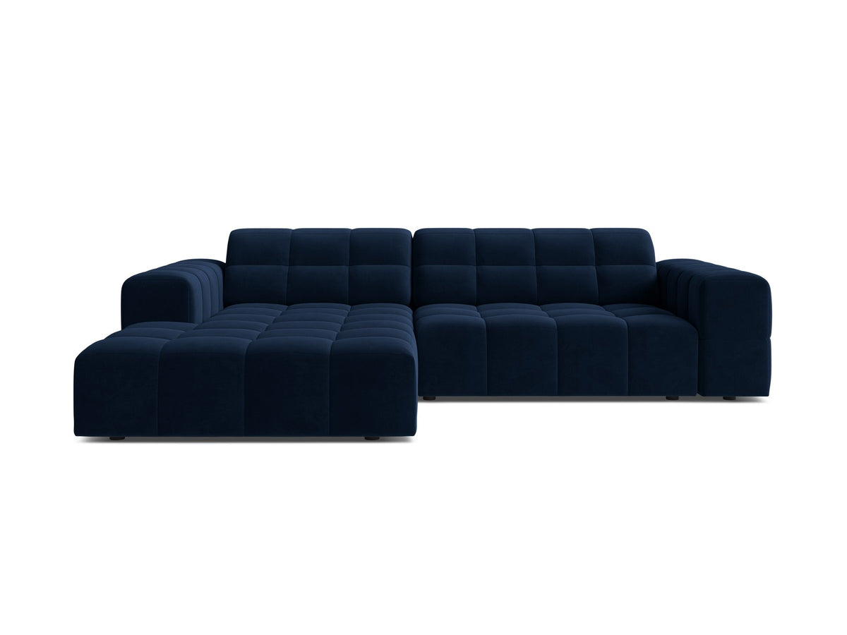 Jennifer Linkes Ecksofa von Micadoni in leichtem Beige, L-Form, Eden Chenille-Stoff, schwarze Kunststoffbeine, Rückenlehne mit Wattierung.