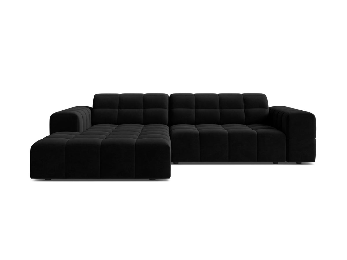 Jennifer Linkes Ecksofa von Micadoni in leichtem Beige, L-Form, Eden Chenille-Stoff, schwarze Kunststoffbeine, Rückenlehne mit Wattierung.