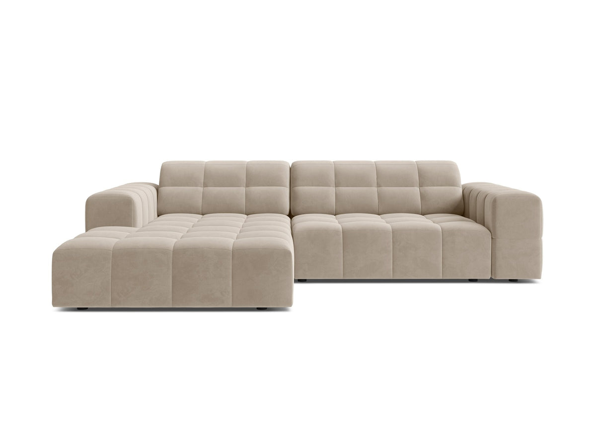Jennifer Linkes Ecksofa von Micadoni in leichtem Beige, L-Form, Eden Chenille-Stoff, schwarze Kunststoffbeine, Rückenlehne mit Wattierung.