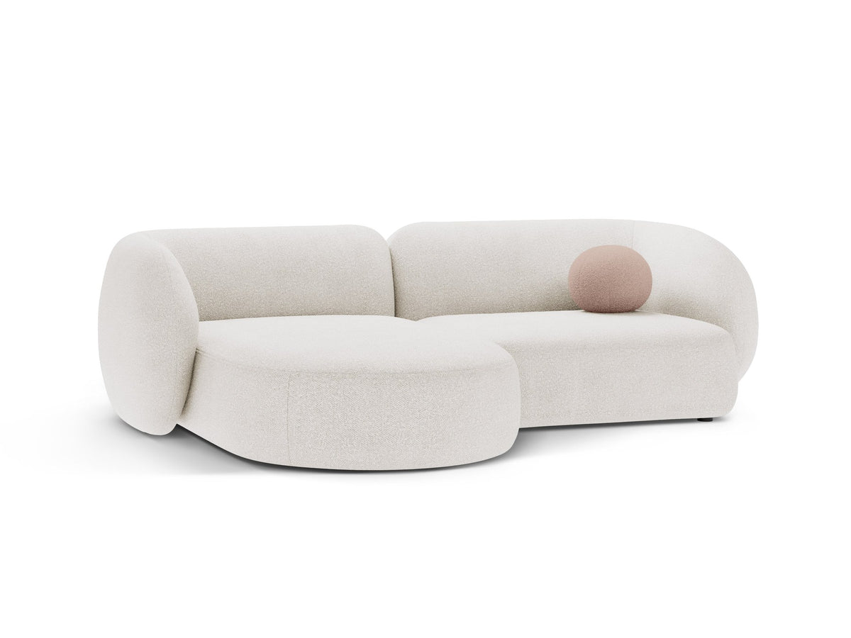Weisses Ecksofa links Kate von Micadoni mit Baloo-Stoffbezug, schwarzen Kunststoffbeinen und modularem Aufbau, Masse 255x176x76 cm