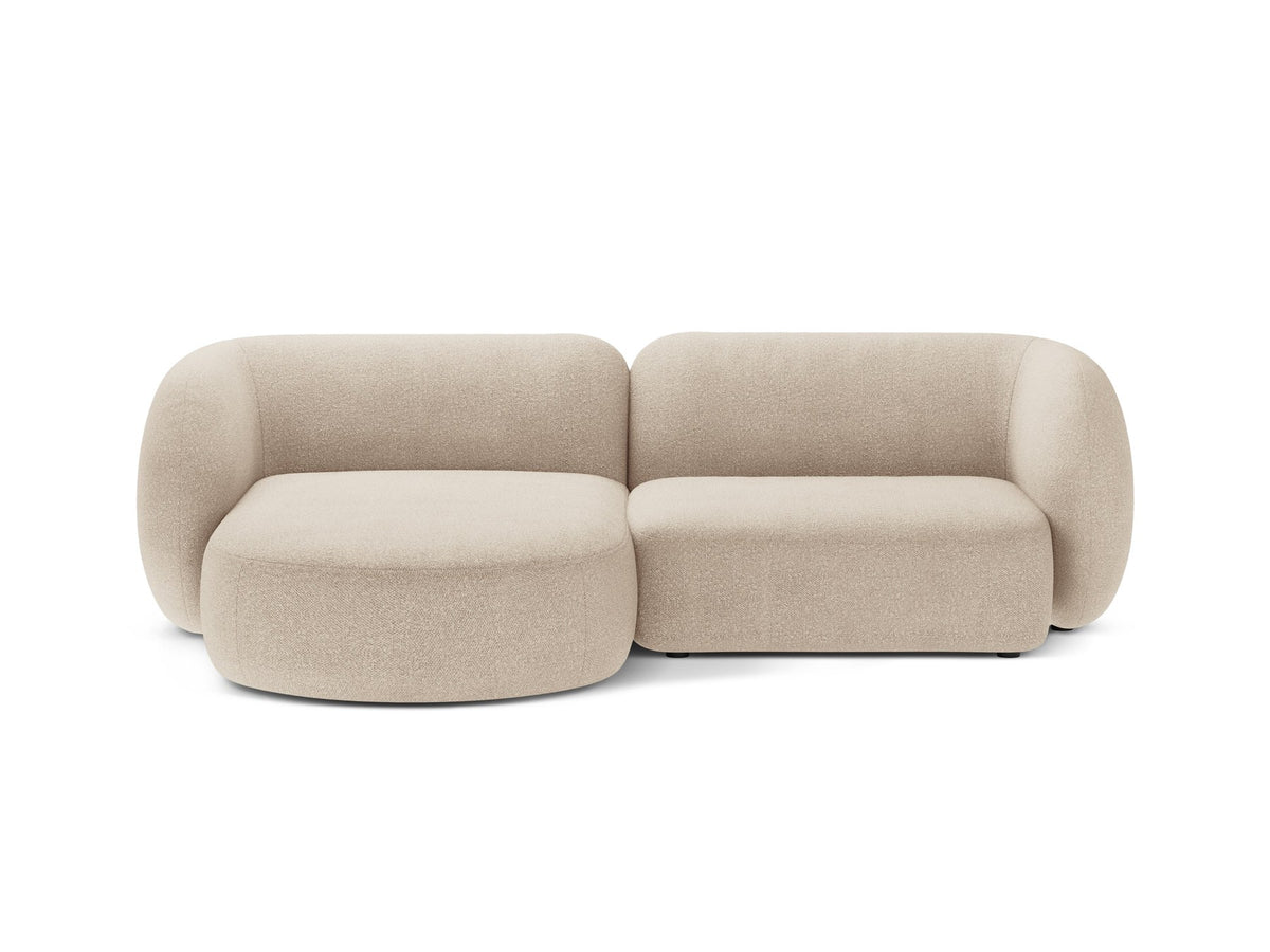 Weisses Ecksofa links Kate von Micadoni mit Baloo-Stoffbezug, schwarzen Kunststoffbeinen und modularem Aufbau, Masse 255x176x76 cm