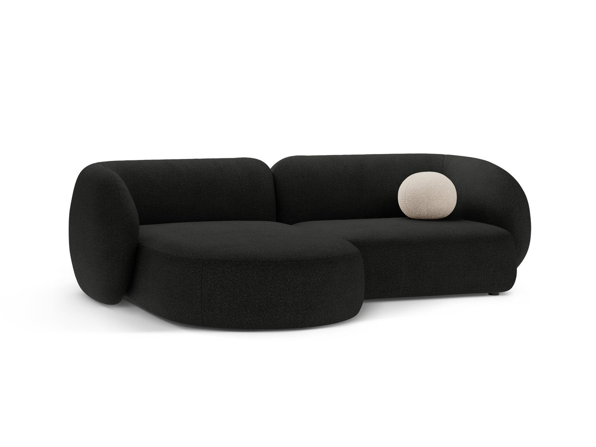 Weisses Ecksofa links Kate von Micadoni mit Baloo-Stoffbezug, schwarzen Kunststoffbeinen und modularem Aufbau, Masse 255x176x76 cm