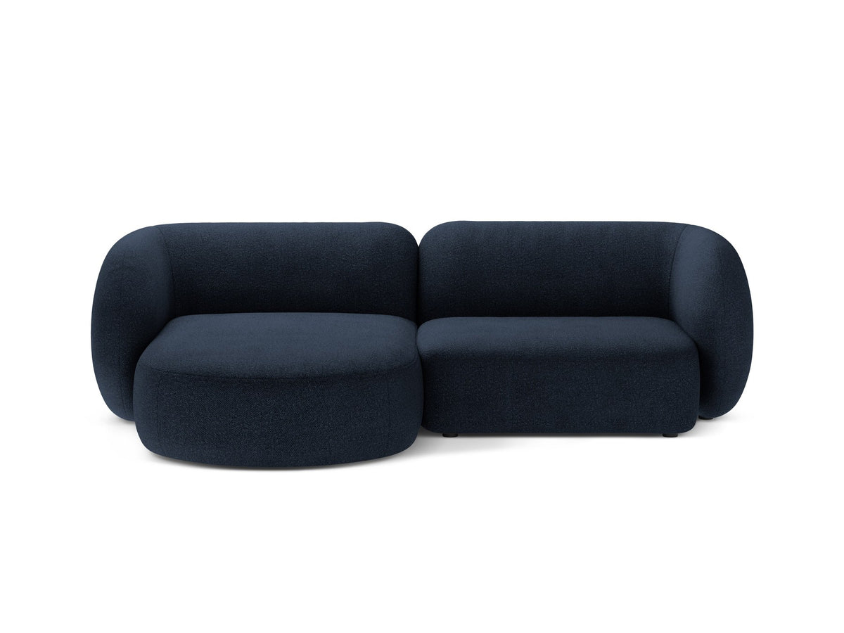 Weisses Ecksofa links Kate von Micadoni mit Baloo-Stoffbezug, schwarzen Kunststoffbeinen und modularem Aufbau, Masse 255x176x76 cm