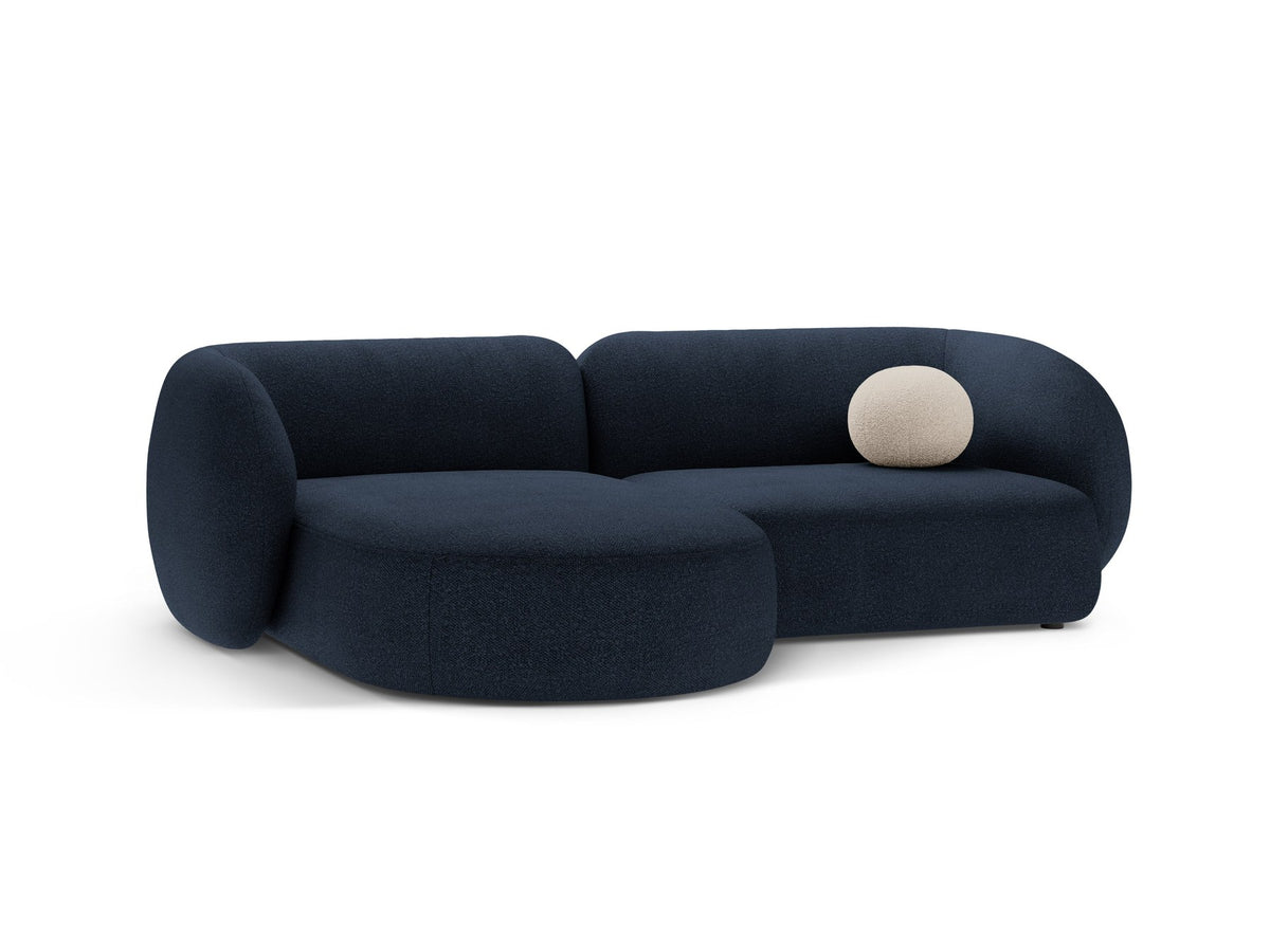 Weisses Ecksofa links Kate von Micadoni mit Baloo-Stoffbezug, schwarzen Kunststoffbeinen und modularem Aufbau, Masse 255x176x76 cm