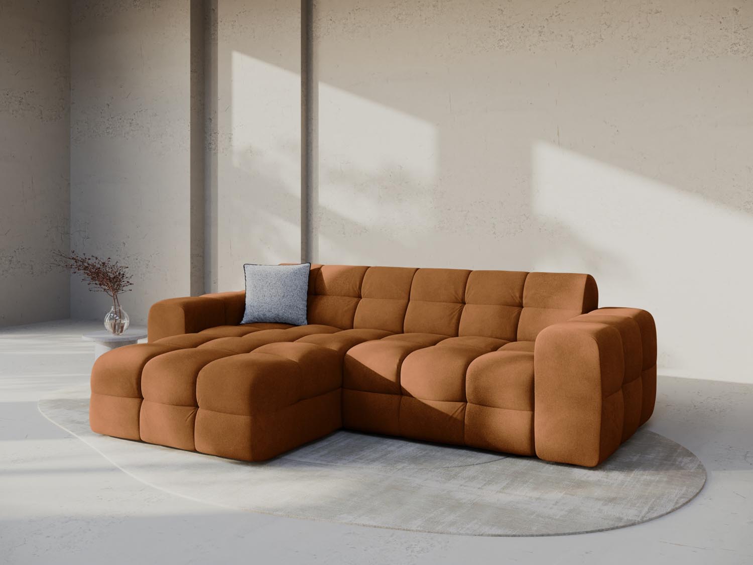 Elegantes Kendal Velour Ecksofa in Camel, linksseitig, ideal für stilvolle Wohnräume. Hochwertiges Design von Micadoni.