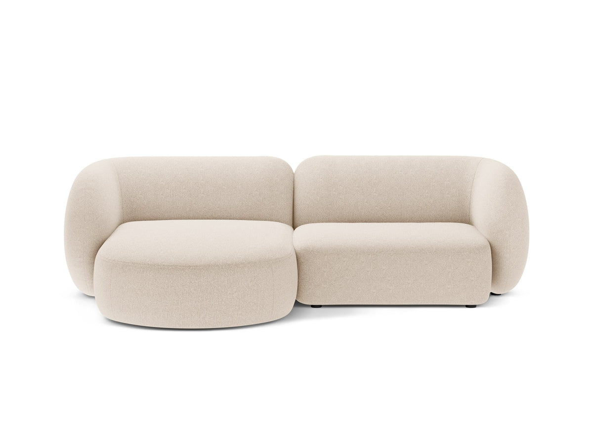 Weisses Ecksofa links Kate von Micadoni mit Baloo-Stoffbezug, schwarzen Kunststoffbeinen und modularem Aufbau, Masse 255x176x76 cm