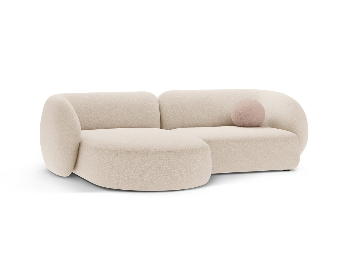 Weisses Ecksofa links Kate von Micadoni mit Baloo-Stoffbezug, schwarzen Kunststoffbeinen und modularem Aufbau, Masse 255x176x76 cm