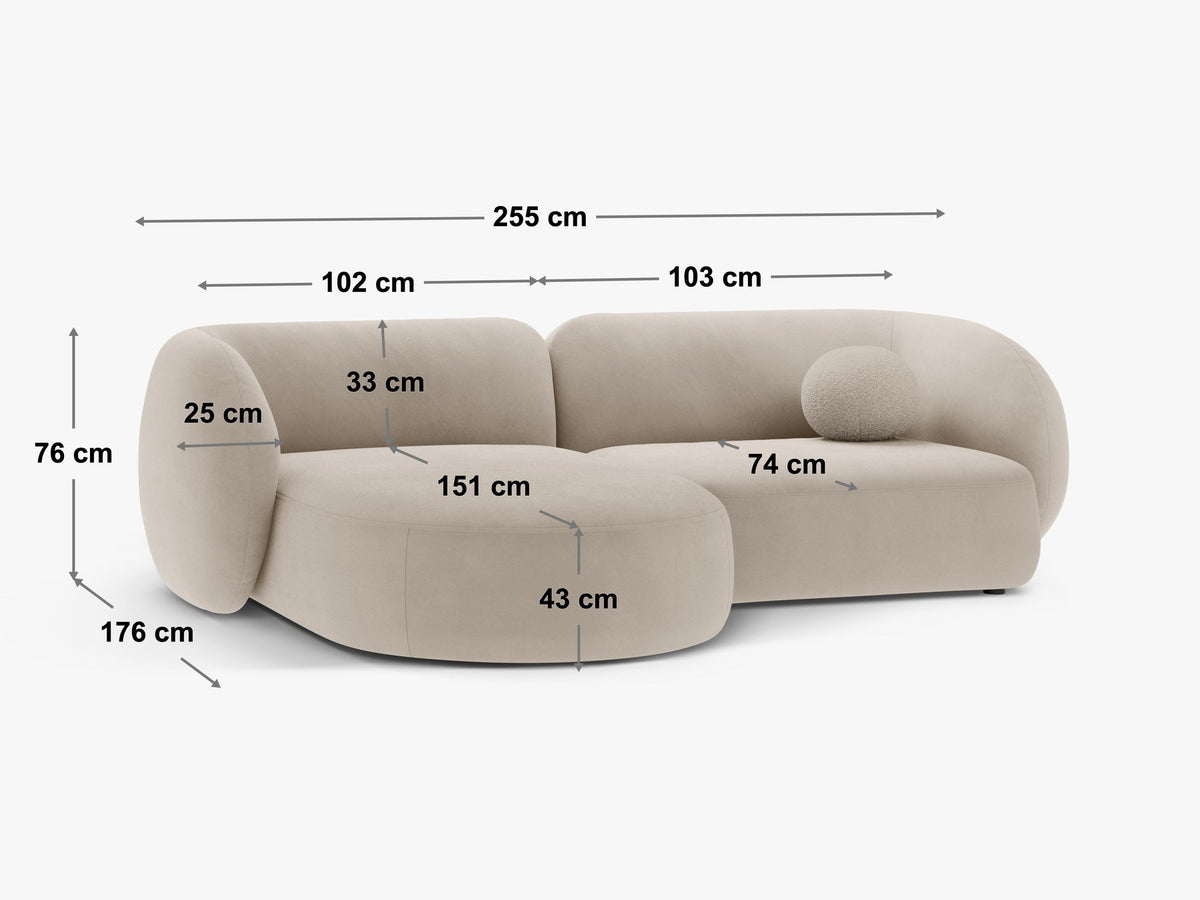 Weisses Ecksofa links Kate von Micadoni mit Baloo-Stoffbezug, schwarzen Kunststoffbeinen und modularem Aufbau, Masse 255x176x76 cm