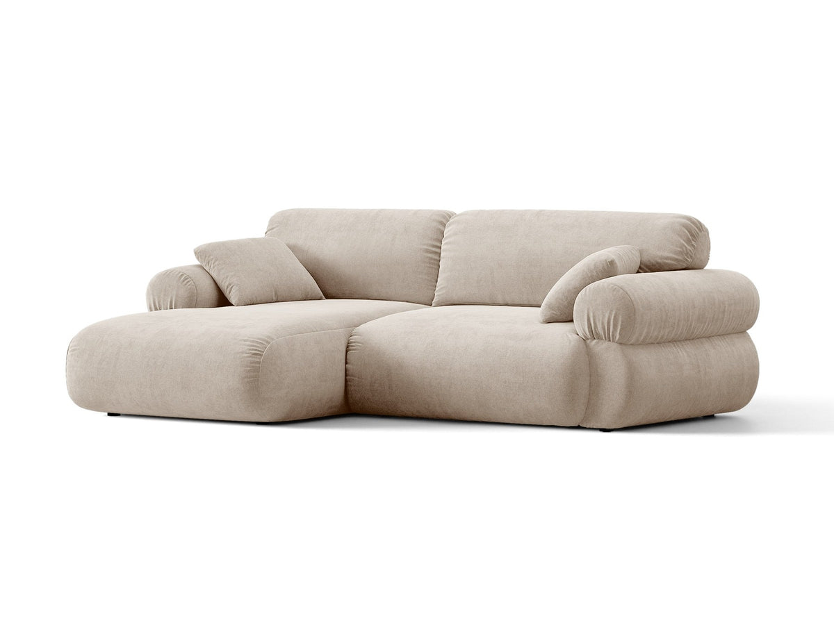 Beiges L-förmiges Ecksofa Ophelia von Micadoni mit Liberty-Stoffbezug, schwarzen Kunststoffbeinen und niedriger Rückenlehne, seitliche Ansicht.