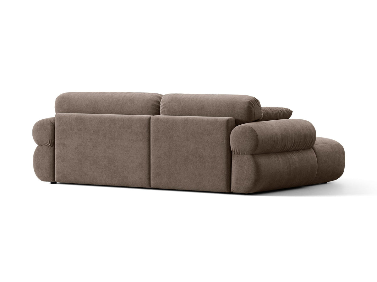 Beiges L-förmiges Ecksofa Ophelia von Micadoni mit Liberty-Stoffbezug, schwarzen Kunststoffbeinen und niedriger Rückenlehne, seitliche Ansicht.