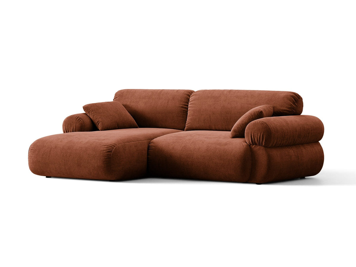 Beiges L-förmiges Ecksofa Ophelia von Micadoni mit Liberty-Stoffbezug, schwarzen Kunststoffbeinen und niedriger Rückenlehne, seitliche Ansicht.