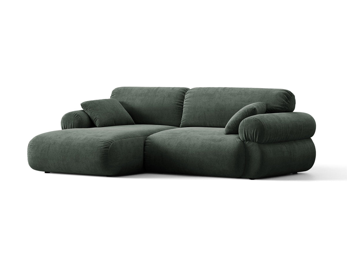 Beiges L-förmiges Ecksofa Ophelia von Micadoni mit Liberty-Stoffbezug, schwarzen Kunststoffbeinen und niedriger Rückenlehne, seitliche Ansicht.