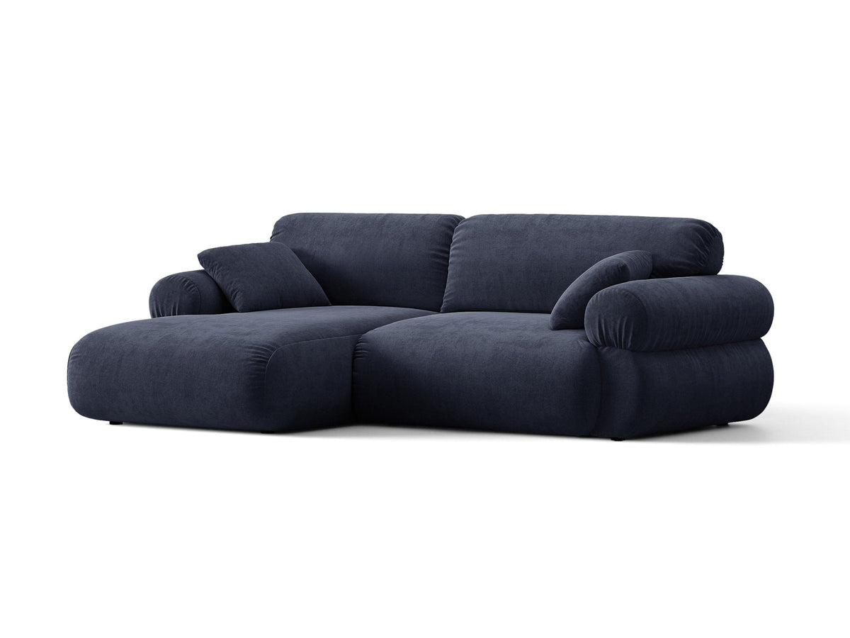 Beiges L-förmiges Ecksofa Ophelia von Micadoni mit Liberty-Stoffbezug, schwarzen Kunststoffbeinen und niedriger Rückenlehne, seitliche Ansicht.