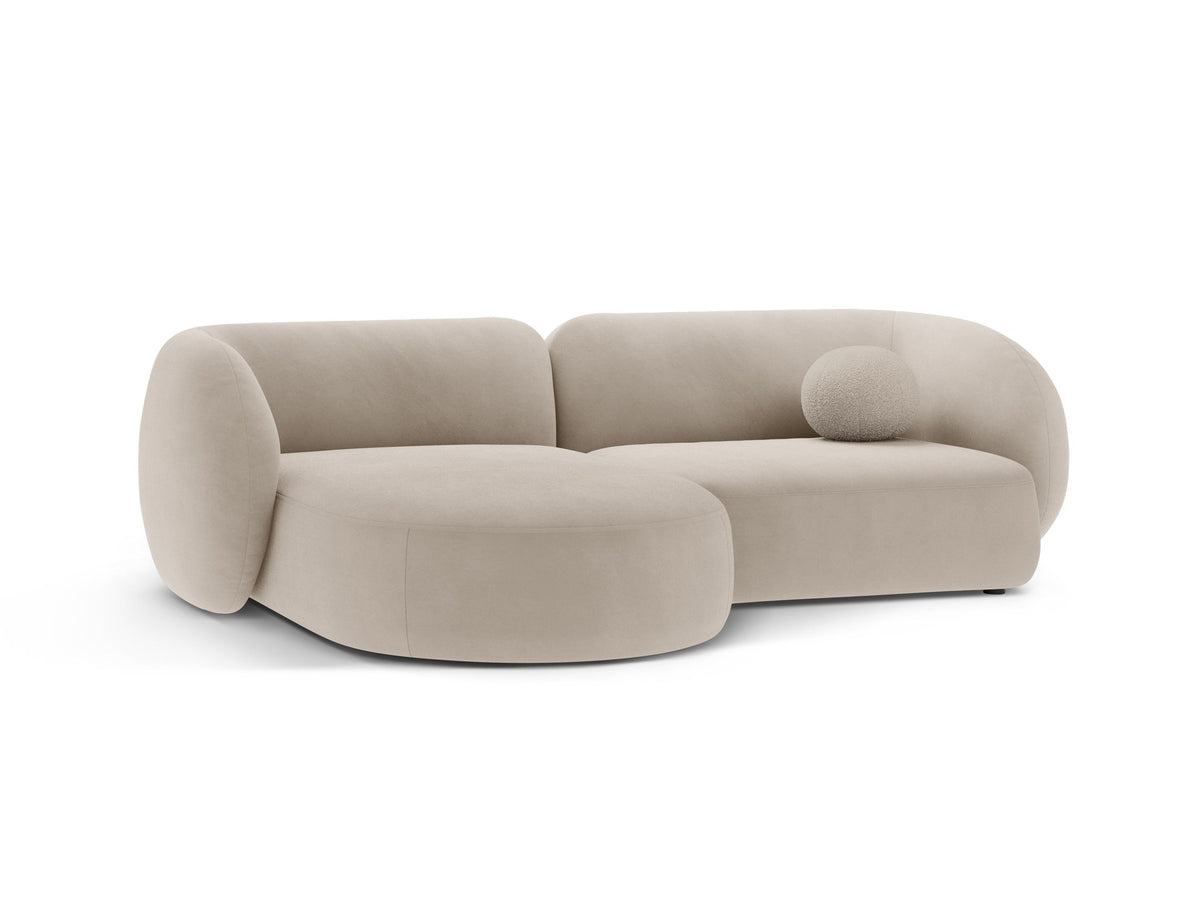 Weisses Ecksofa links Kate von Micadoni mit Baloo-Stoffbezug, schwarzen Kunststoffbeinen und modularem Aufbau, Masse 255x176x76 cm