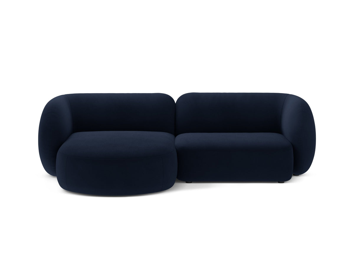 Weisses Ecksofa links Kate von Micadoni mit Baloo-Stoffbezug, schwarzen Kunststoffbeinen und modularem Aufbau, Masse 255x176x76 cm