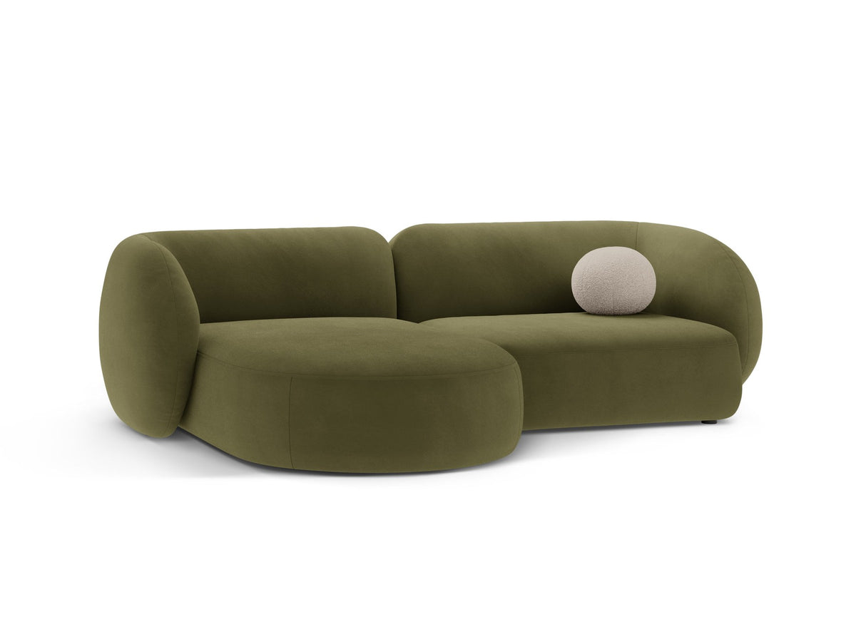 Weisses Ecksofa links Kate von Micadoni mit Baloo-Stoffbezug, schwarzen Kunststoffbeinen und modularem Aufbau, Masse 255x176x76 cm
