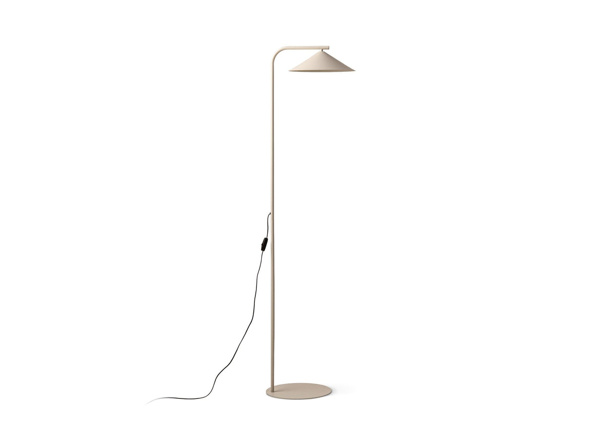 Stehlampe Nocte von Micadoni in Beige mit schlankem Metallgestell und kegelförmigem Stoffschirm, Höhe 160 cm, Breite 41 cm.