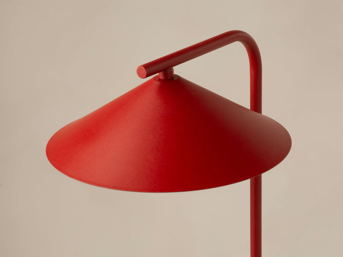 Stehlampe Nocte von Micadoni in Beige mit schlankem Metallgestell und kegelförmigem Stoffschirm, Höhe 160 cm, Breite 41 cm.