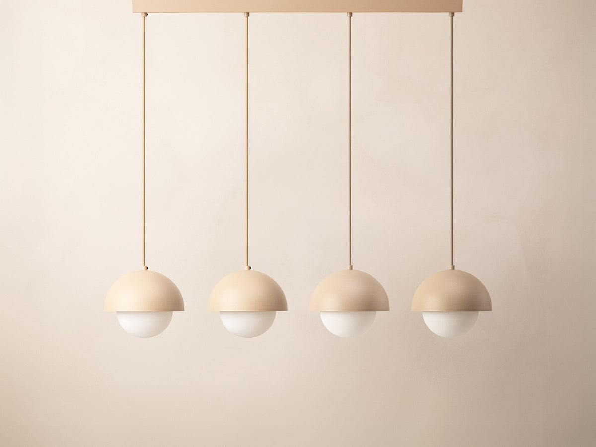 Pendelleuchte Kora von Micadoni mit halbkreisförmigem Stahlrahmen und mattweisser Glaskugel, Farbe Sabia, Grösse 83x17x120cm.