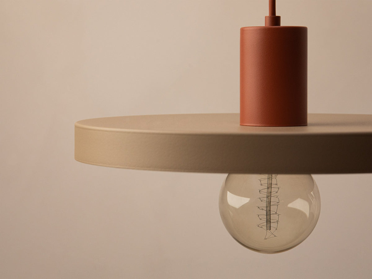 Grüne Ori Pendelleuchte von Micadoni mit rundem Metallschirm im Retro-Design, offene Fassung für Filament-Leuchtmittel, Höhe 145 cm.