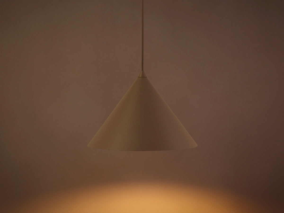 Pendelleuchte Timbo von Micadoni in Ziegel, konischer Schirm aus lackiertem Stahl, Fassung für E27-Leuchtmittel, minimalistisches Design