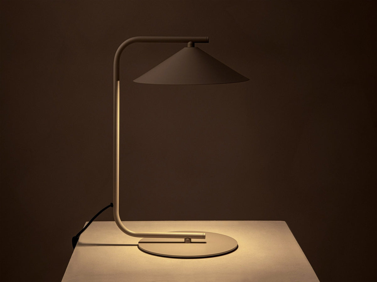 Beige Tischlampe Nocte von Micadoni mit konischem Metallschirm, schlankem Standfuss und matter Oberfläche, kompakte Grösse für den Wohnbereich.